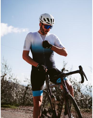 A Bicycle Line Universo S4 kerékpáros nadrág a teljesítmény és kényelem kombinációját nyújtja a biciklisek számára