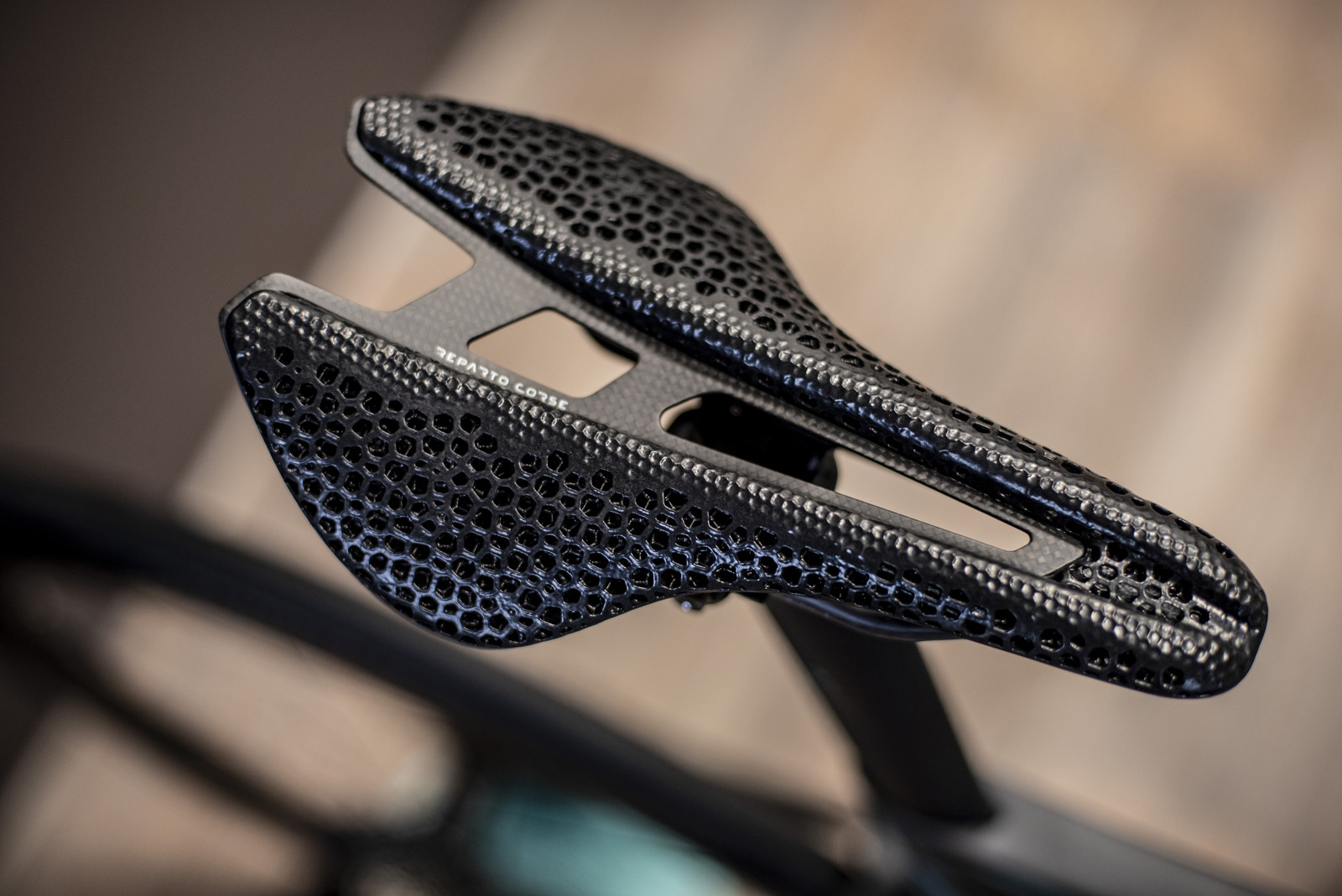 A Bianchi Oltre RC országúti kerékpárhoz már egy ultrakönnyű karbonhéjas nyereg érkezik