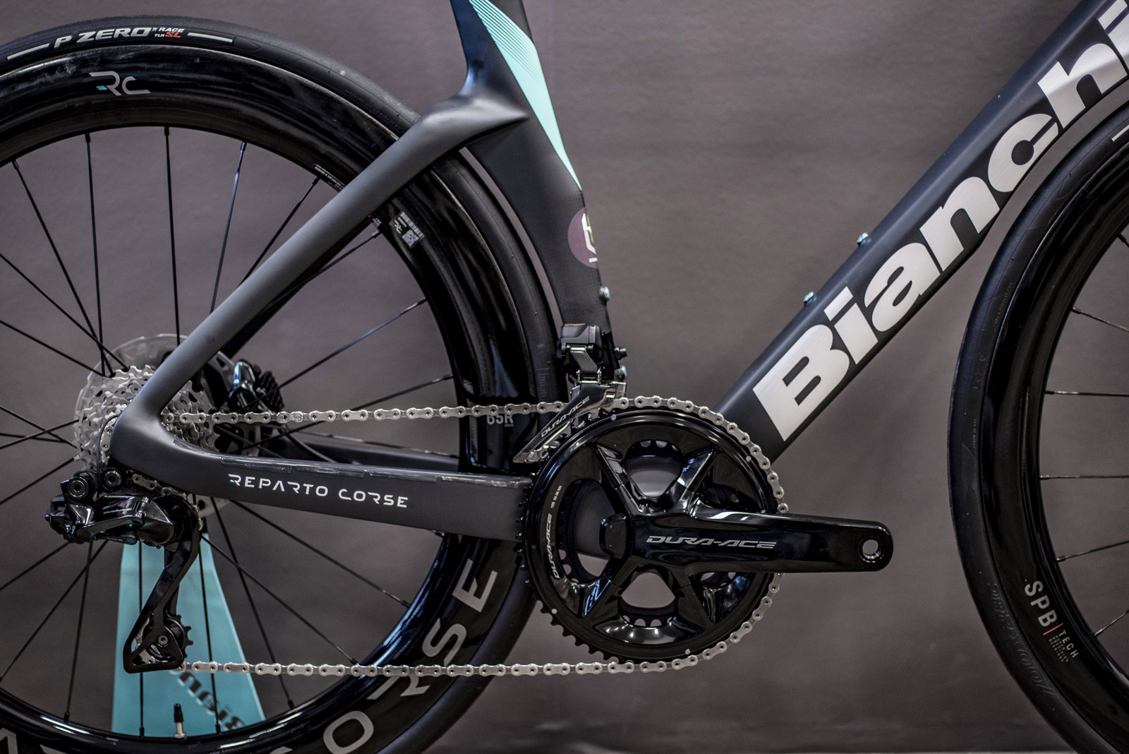 A Bianchi Oltre karbon országúti kerékpár a legmodernebb technológiával készült