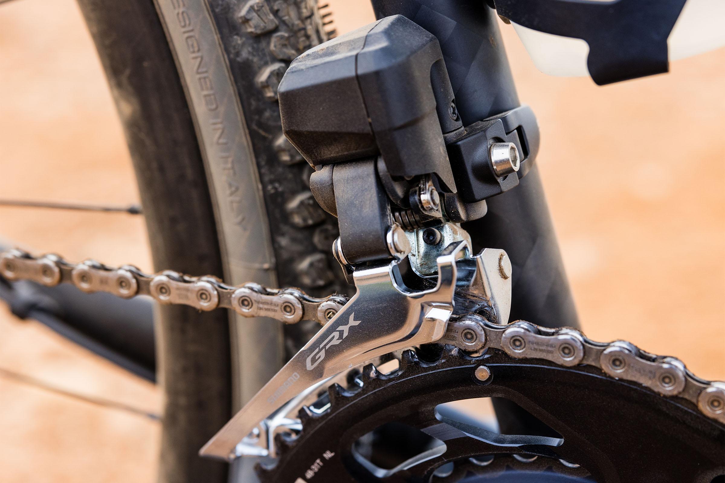 Shimano GRX Di2 gravel első váltó és láncvezető