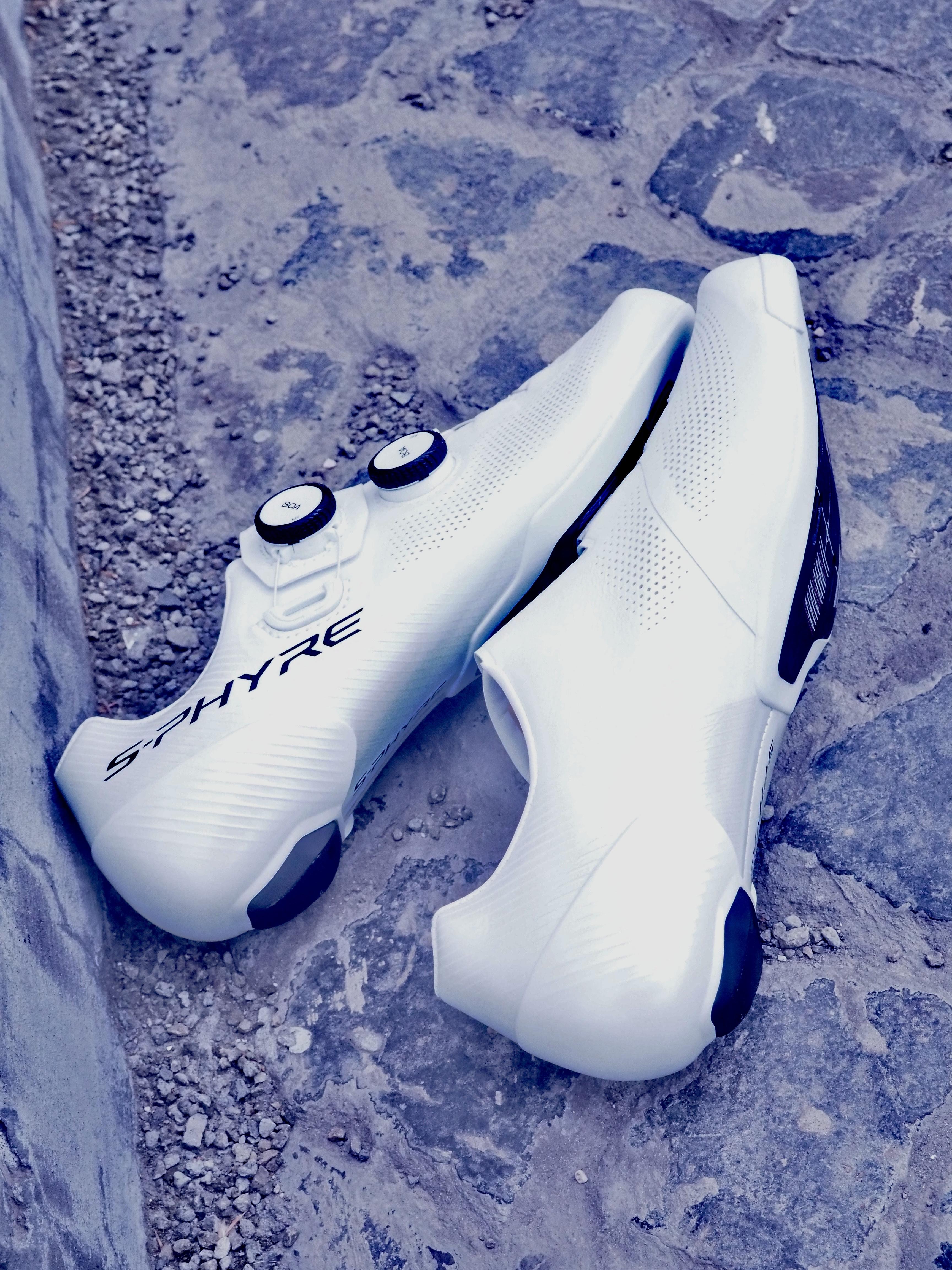A Shimano S-PHYRE RC903 felsőkategóriás országúti cipő a DYNALAST technológiának köszönhetően rögzíti a lábat optimálisan