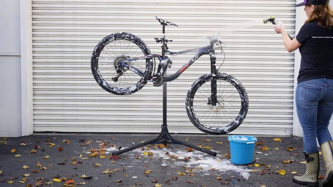 Kerékpár tisztítás állvánnyal