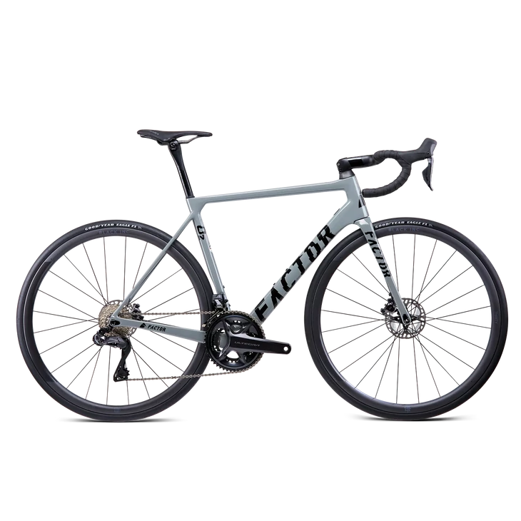 FACTOR O2 Red kerékpár wattmérővel