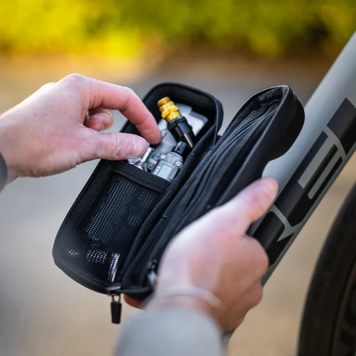 LEZYNE FLOW TOOL CADDY PRO szerszámos táska kulacstartóba