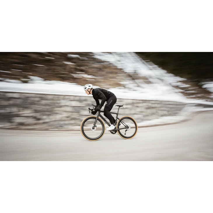 SELLE SMP EVO PLUS karbon pálcás nyereg